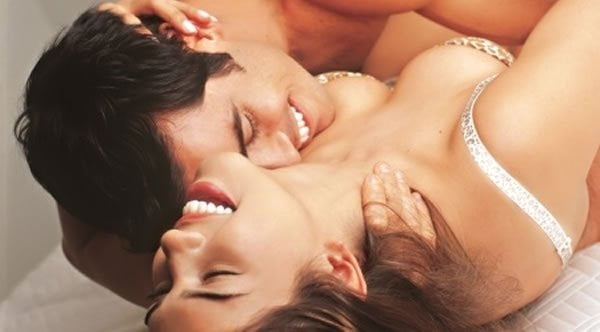 Como controlar a ejaculação precoce no casamento? 4 casal na cama